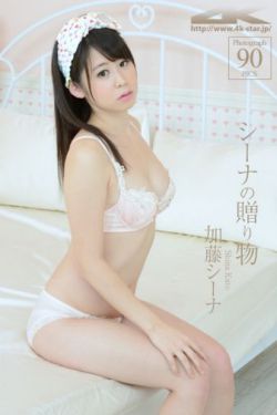 男人亲吻女人乳房